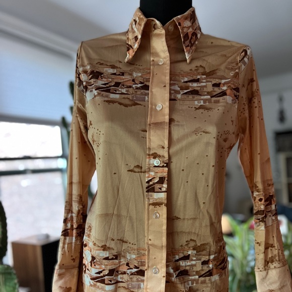 Vintage 70s novelty button up landscape and clouds. Size small. - Picture 4 of 7